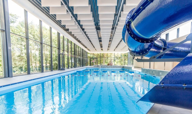 Zwembad bij Dormio resort Maastricht